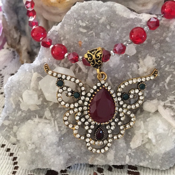 Gorgeous Pendent Necklace - Picture 2 of 7